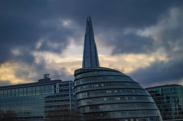 Londres edificios southwark con nubes en el cielo con los fragmentos —  Fotos de Stock