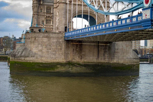 Londra'da kule köprüsünün altındaki su ve yukarıdaki trafik — Stok fotoğraf