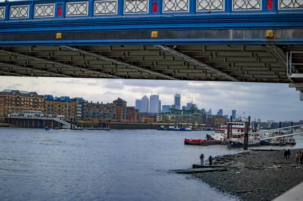 El puente de color azul de la torre en Londres y el agua que fluye por debajo — Foto de Stock