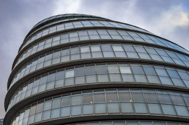 Londra'nın güney tarafında kask tasarımı cam bina