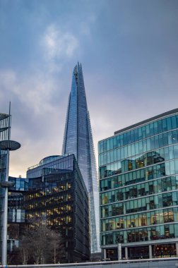 Gökyüzü ve ünlü kırık kule bulutlar ile Londra southwark binalar