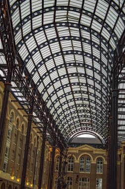 Kemerler ve pencereler ile pazar çatı Londra