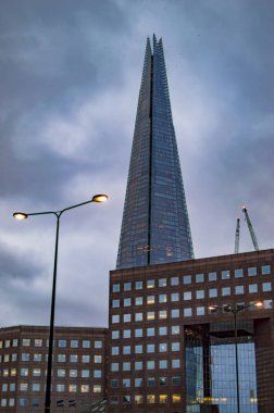 Londra'da bulutlar ve karanlık gökyüzü ile buiding kırıkları