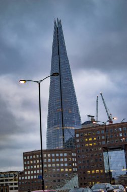 Londra'da sokak ışıkları ile güney bankası binaları