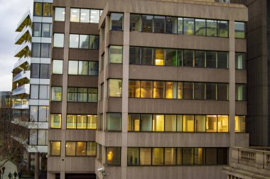 Londra'da ışıklar ve ışıklı pencereler ile sarı bina