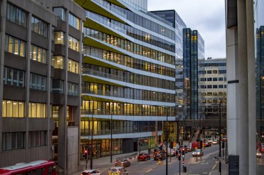 Güney tarafında Londra sokaklarında trafik ve sarı pencereli bir bina