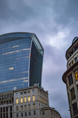 Bulutlu gökyüzü ile walkie talkie bina ve ünlü