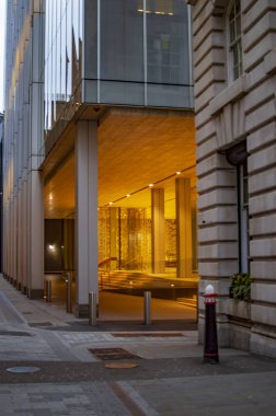 Londra 'daki binada sarı ışıklar ve pencerelerde camlar