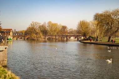 Straford nehir avon tekneler ve berrak su ile insanlar üzerine