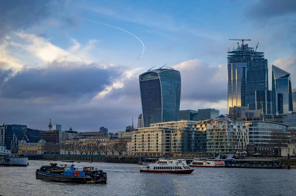Londres edificios southwark con horizonte nublado con aguas tranquilas — Foto de Stock