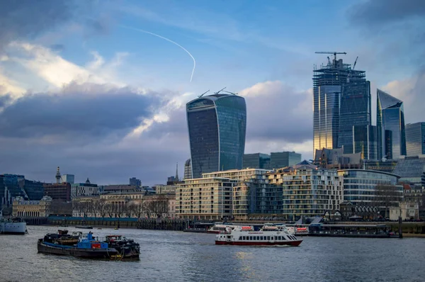 雲と南岸のロンドンの劇的なスカイライン — ストック写真