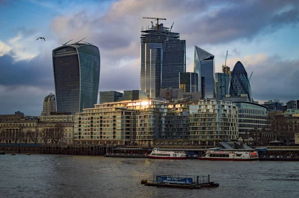 暗い光を持つ空に雲を持つロンドンのサウスウォークの建物 — ストック写真