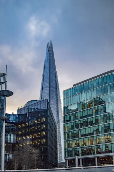 Gökyüzü ve ünlü kırık kule bulutlar ile Londra southwark binalar