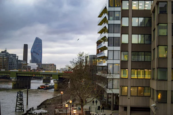 川と曇りの空とロンドンのライトと黄色の建物 — ストック写真