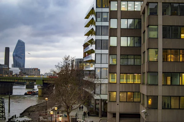 木々とクーディな空を持つロンドンのライトを持つ黄色の建物 — ストック写真