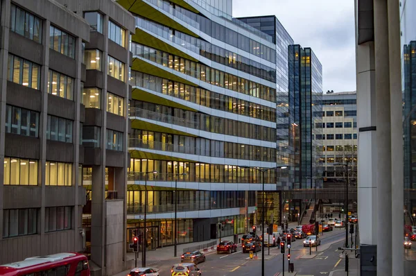 Forgalom a londoni utcákon a déli oldalon, és egy épület, sárga ablakokkal — Stock Fotó