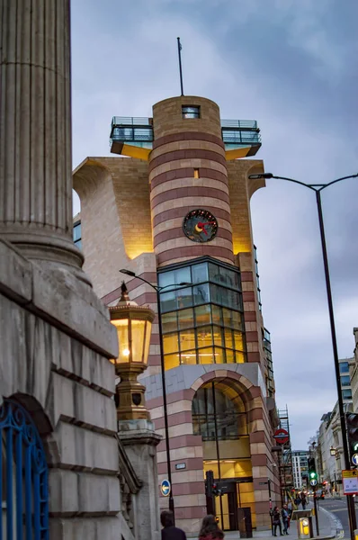ロンドンの時計と看板を持つタワー — ストック写真