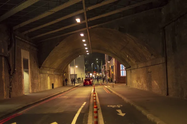 Túnel de Londres com luzes amarelas e estrada escura — Fotografia de Stock