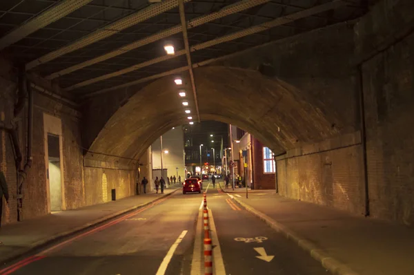 Tunnel de Londres avec des lumières jaunes avec des personnes et des voitures — Photo