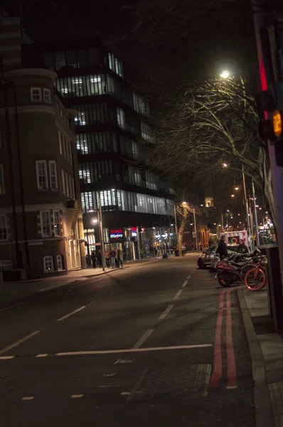 Southwark la nuit avec des lampadaires et des arbres — Photo