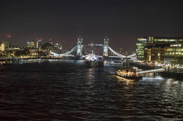 夜のサウスワークとロンドンのタワーブリッジ — ストック写真