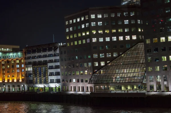 Southwark in de nacht met moderne gebouwen — Stockfoto