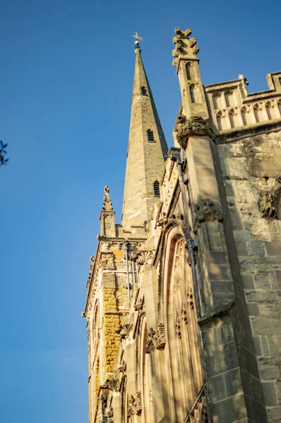 Церква в Стратфорді на Аві з блакитним небом — стокове фото