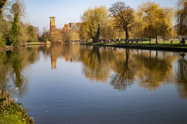 Escenas naturales en el río de avon en stratford con agua — Foto de Stock