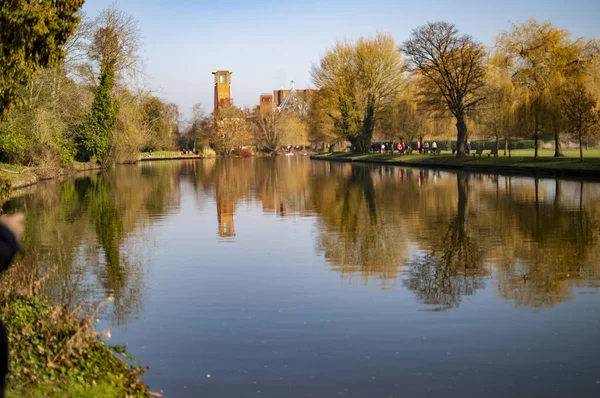 Scènes naturelles à la rivière Avon à Stratford avec de l'eau bleue — Photo