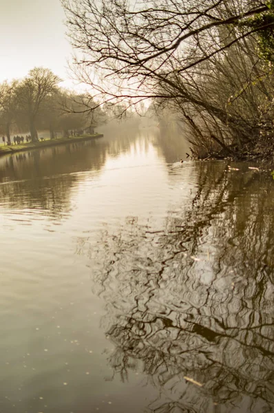 Stratford au bord de la rivière scène avec de l'eau — Photo