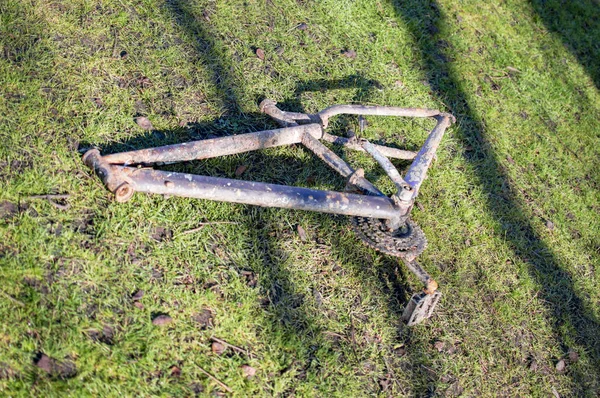 Ciclo quebrado no parque no lado do rio em cima avon — Fotografia de Stock