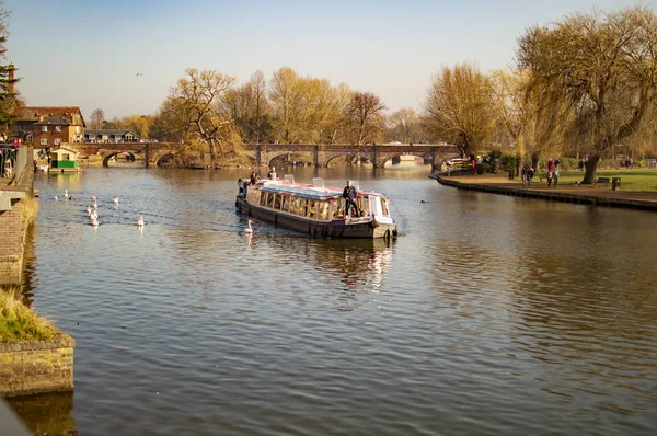 Straford sobre el río avon barcos y personas con vela de crucero — Foto de Stock