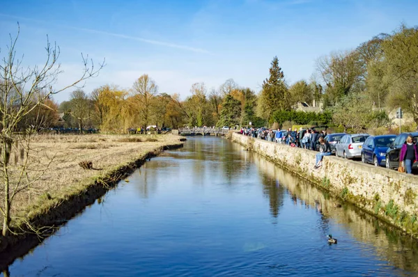 Bibury village dans cotswolds avec rivière qui coule à travers elle — Photo