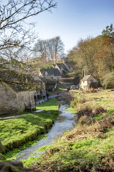 Bibury village in cotswolds with clear water flowing before the homes — Stock Photo, Image