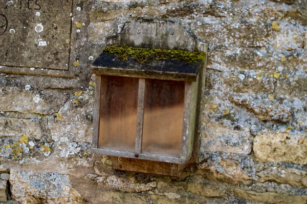 Une vieille fenêtre de la maison dans le village de Bibury au Royaume-Uni cotswolds — Photo