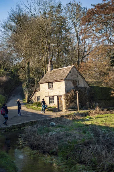 Bibury village in cotswolds with old huts and cottages — Stock Photo, Image