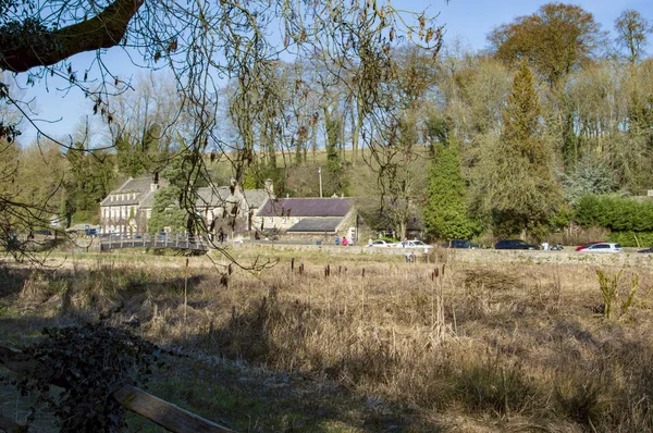 Bibury vesnice v kotswold se zelenou trávou a stromy ve Spojeném království — Stock fotografie