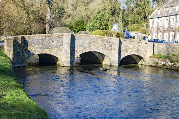 The water flowing below the bridge in bibury village of cotswolds — Stock Photo, Image