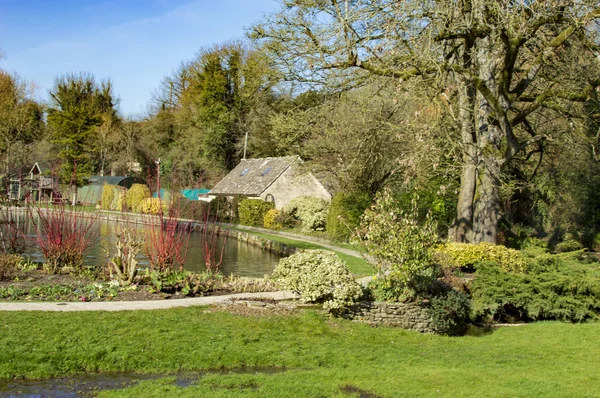 El estanque y el parque en el pueblo bibury de cotswolds — Foto de Stock