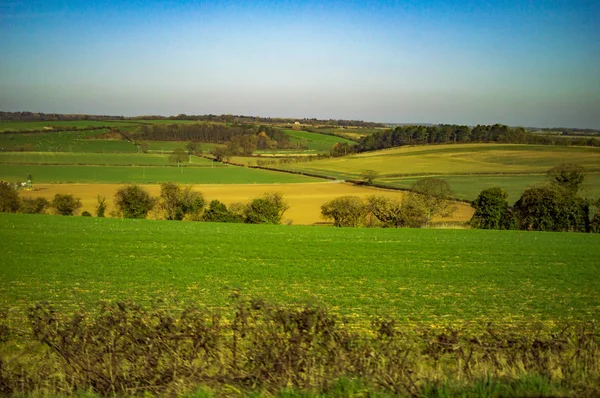 Πράσινα λιβάδια Αγγλίας με ανοιχτές λειμώνες — Φωτογραφία Αρχείου