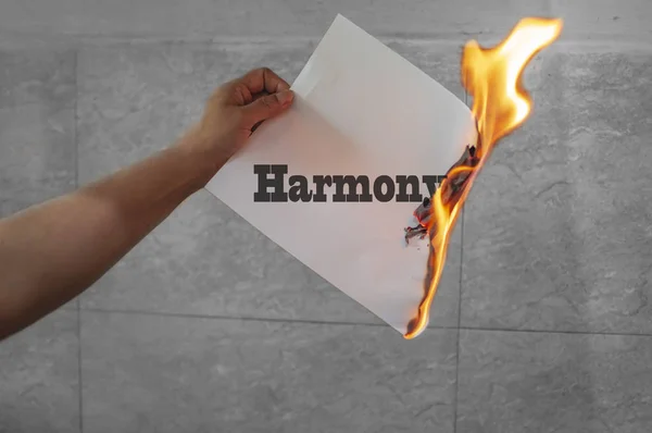 Harmony-tekst op papier met vlam branden — Stockfoto