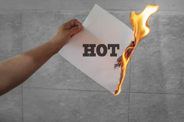 Texto quente em chamas no papel — Fotografia de Stock