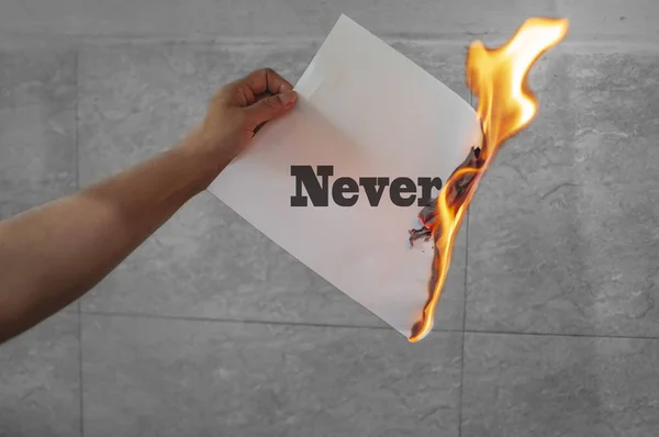 Nunca se habla en el fuego con papel quemado — Foto de Stock