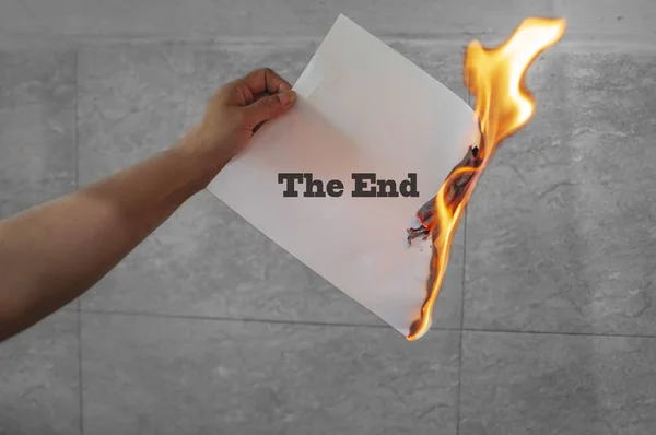 Slutet ord text i brand med brinnande papper — Stockfoto
