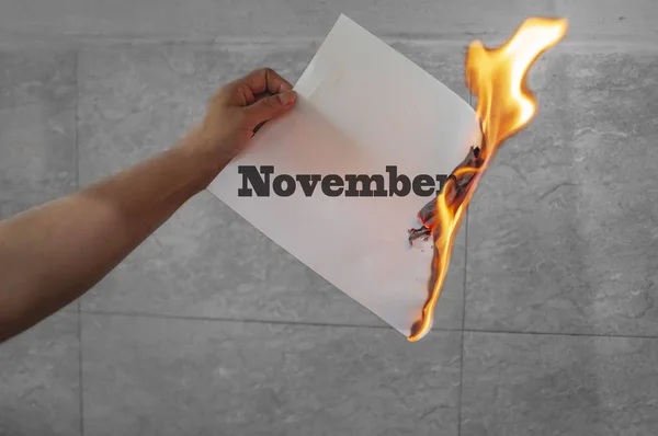 Νοέμβριο κείμενο κειμένου σε φωτιά με κάψιμο χαρτιού — Φωτογραφία Αρχείου