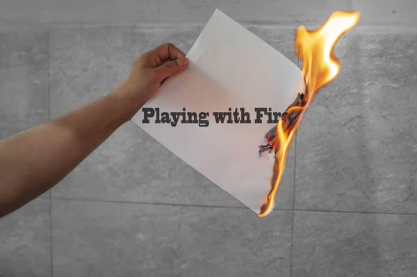 玩火字文本火与燃烧的纸张 — 图库照片
