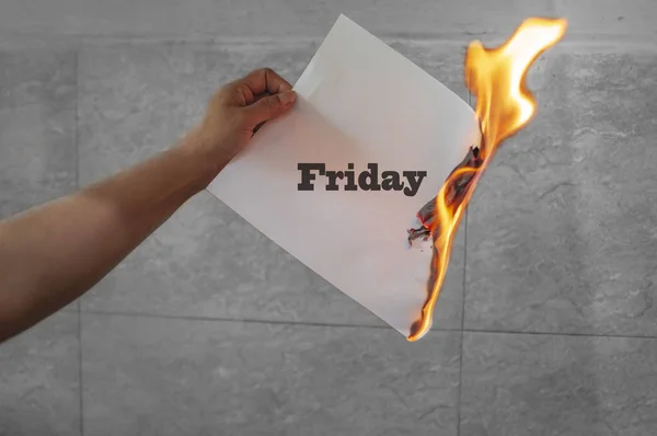 Worttext am Freitag mit brennendem Papier in Brand geraten — Stockfoto