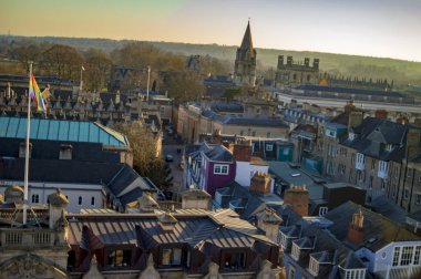 Mavi ve sarı gökyüzüile Oxford kasabası