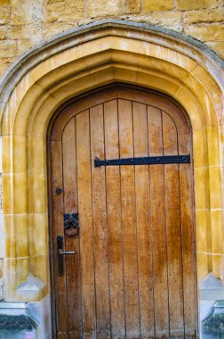 Oxford'da sarı ve koyu renklerle ahşap kapılar