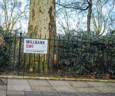 Millbank londra diğer tarafta thames nehri ile